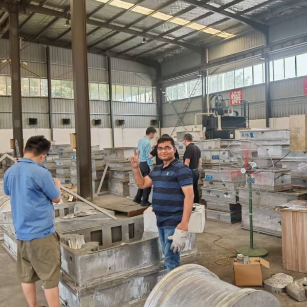 印度客戶(hù)蒞臨龍尊模具檢查模具