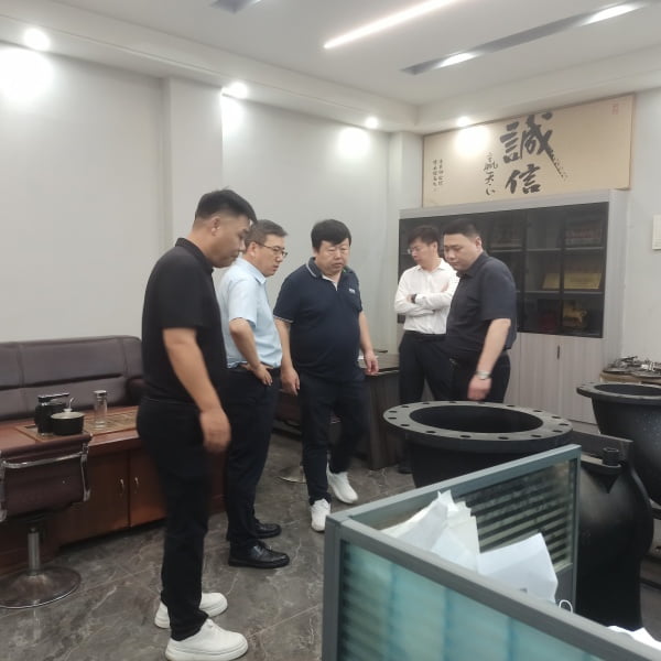 美國(guó)客戶(hù)中國(guó)代表來(lái)龍尊模具實(shí)地考察